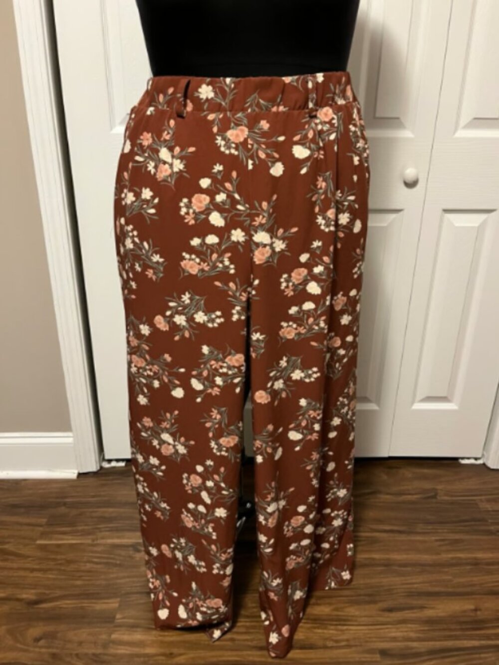 Torrid 4X Wide Leg Pant Crepe Floral w/ Belt loops Maroon - Picture 2 of 7